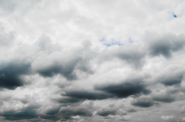 Foto nuvens de tempestade contra um céu azul brilhanteaproximando-se da frente de tempestade