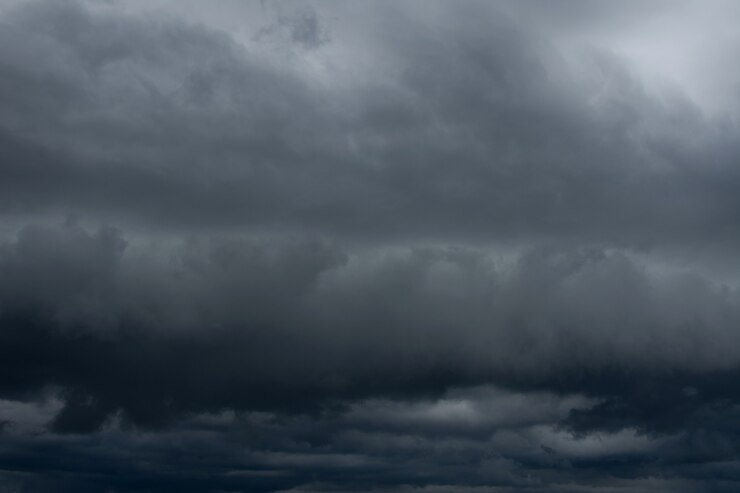 Nuvens de tempestade de chuva escura antes de chuvas fortes.
