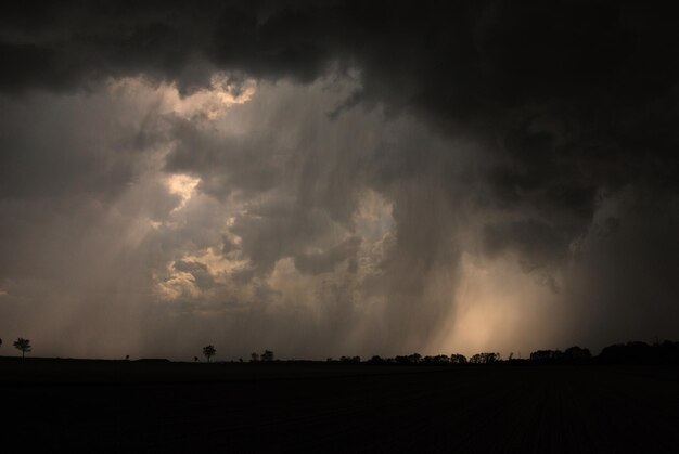 Nuvens de tempestade e chuva