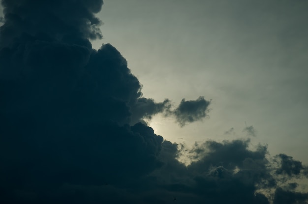 Nuvens de tempestade escuras dramáticas antes de chuvoso