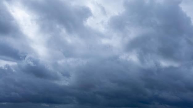 Nuvens de tempestade escuras tornam o céu preto. A chuva está chegando em breve. Belo céu com uma luz dramática, às vezes pesadas nuvens carregadas de massa. Fundo abstrato da natureza.