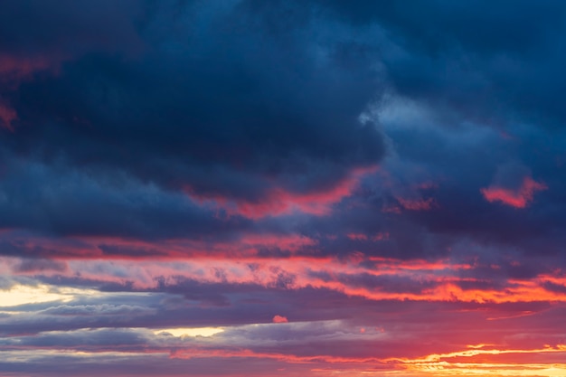 Nuvens de tempestade fecham no fundo do céu. Céu colorido dramático com nuvem ao pôr do sol