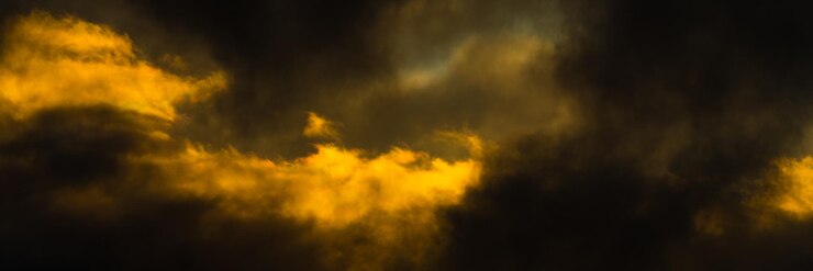 Nuvens de tempestade iluminadas por raios que desaparecem ao pôr do sol e nuvens de tempestade escuras flutuando no céu para mudar o clima