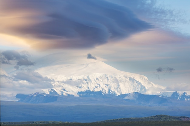 Nuvens de tempestade incomuns sobre o pico da montanha. Wrangell-St. Parque e Reserva Nacional Elias, Alasca.