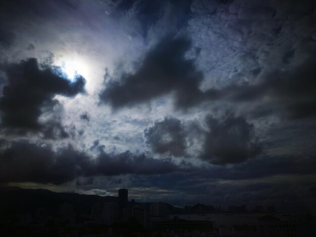 Foto nuvens de tempestade sobre a cidade à noite