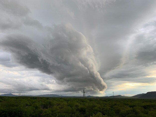 Foto nuvens de tempestade sobre a paisagem