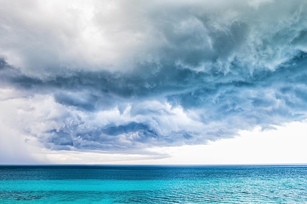 nuvens de tempestade sobre o mar