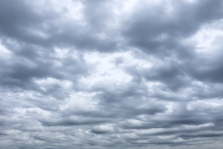 Foto nuvens de trovão escuro no céu