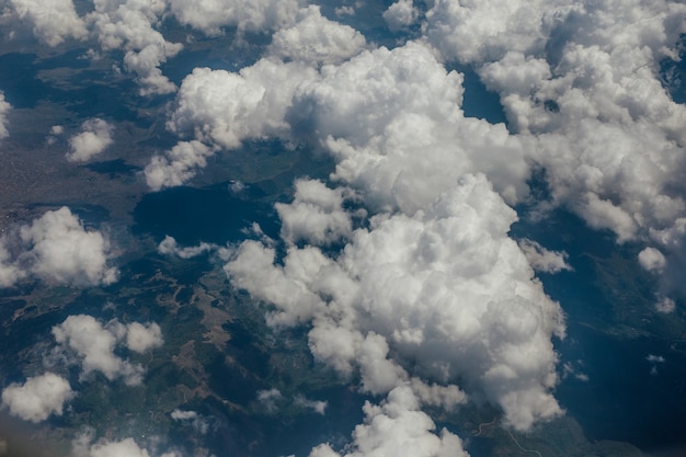 Nuvens de veludo branco no céu, vista do avião.