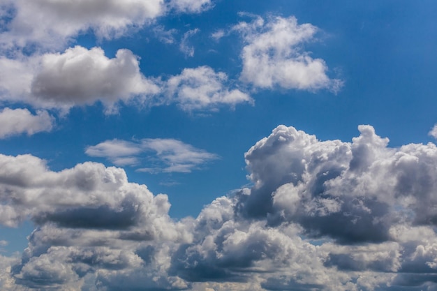 Nuvens de verão no céu azul à luz do dia na europa continental Foto próxima com lente telefoto
