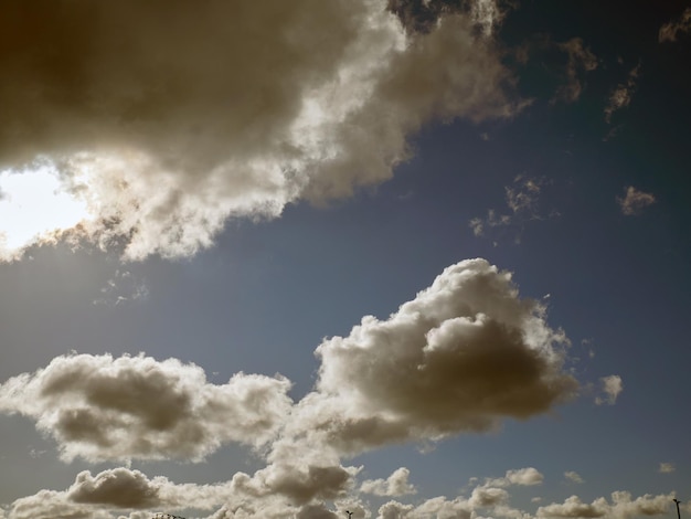 Nuvens de verão no fundo do céu