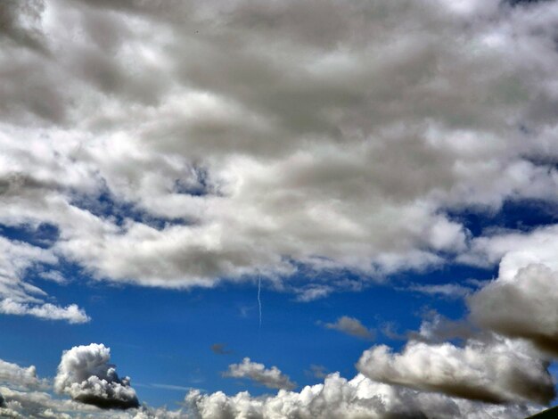 Nuvens de verão no fundo do céu