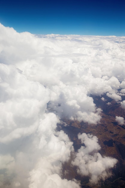 Nuvens de vista aérea sobre a Cordilheira dos Andes em Cusco Peru