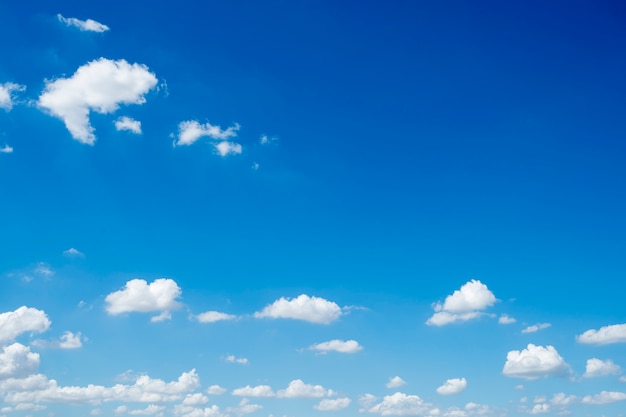 nuvens do céu azul