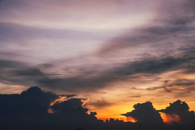 Nuvens do céu crepuscular em cor pastel Fundo espiritual colorido rosa e azul