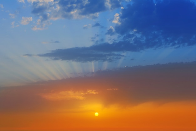 Foto nuvens do céu dramático do sol em la palma