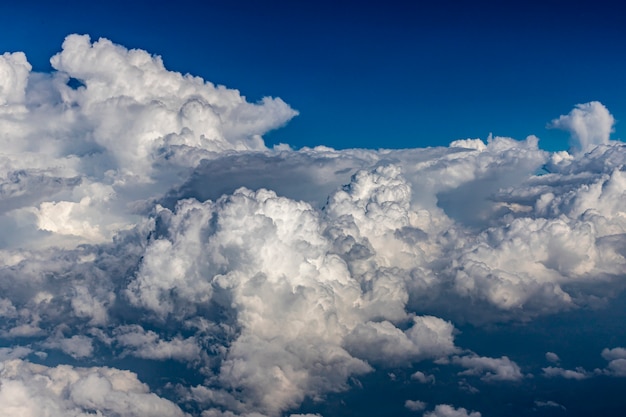 Nuvens do lado de fora da janela do avião.