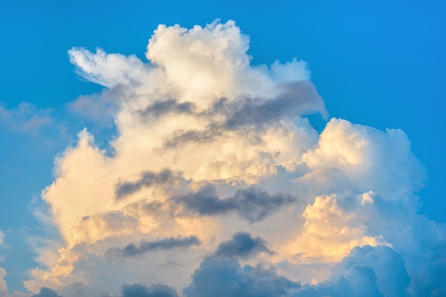 Nuvens do pôr do sol com reflexo quente no céu azul