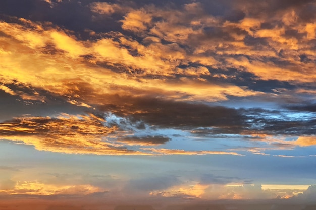 Nuvens do pôr do sol no fundo do céu