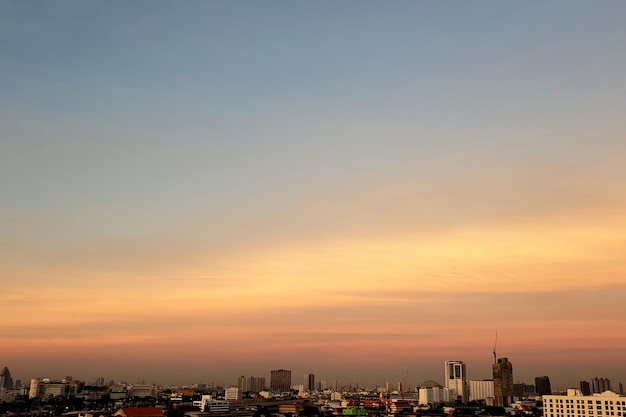 Nuvens do sol no céu sobre a cidade