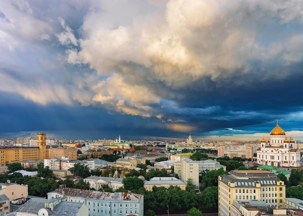 Nuvens dramáticas antes da chuva na Igreja Ortodoxa de Cristo Salvador na cidade de Moscou na Rússia à noite.