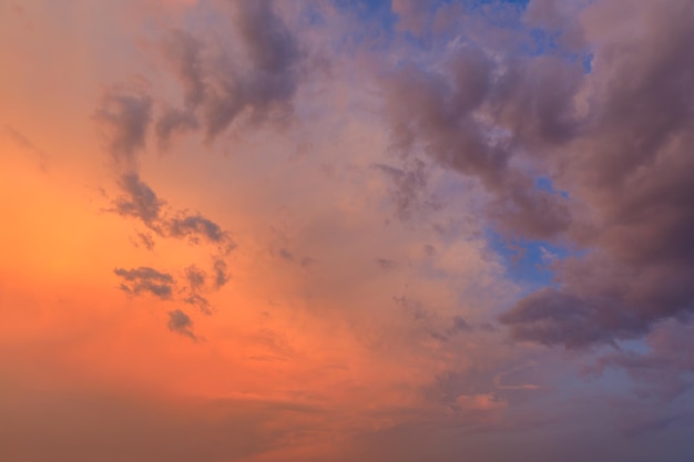 Nuvens dramáticas ao pôr do sol Kiev Ucrânia