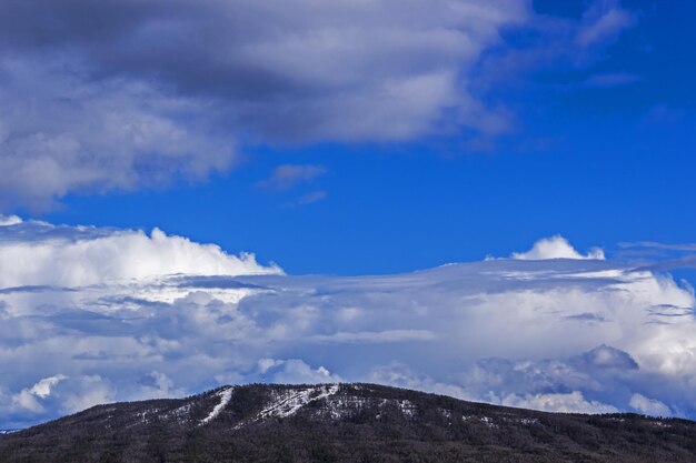 Foto nuvens dramáticas de tempestade com fundo de chuva caída no conceito de verão chique de céu azul