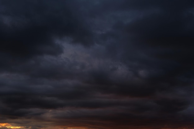 Nuvens dramáticas de trovoada durante o pôr do sol da noite