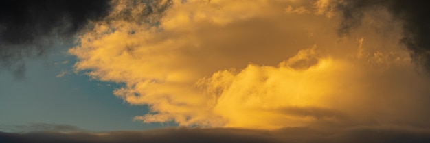 Nuvens dramáticas do panorama iluminaram o nascer do sol flutuando no céu azul meteorologia natural bac