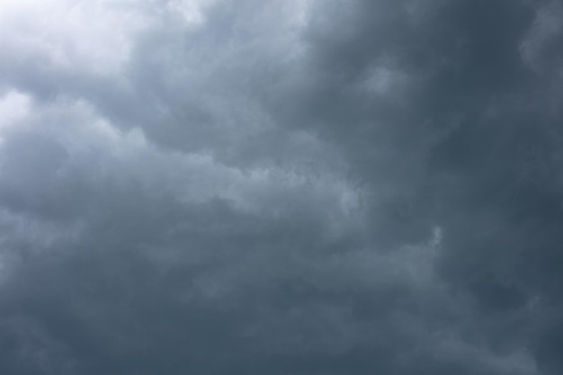 Nuvens dramáticas em clima de primavera tempestuoso