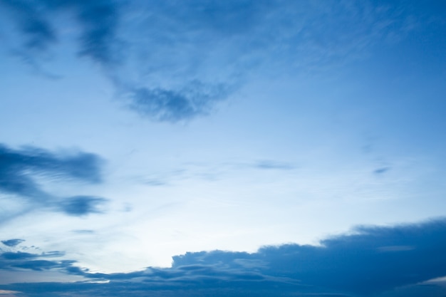 Nuvens dramáticas no céu azul ao pôr do sol