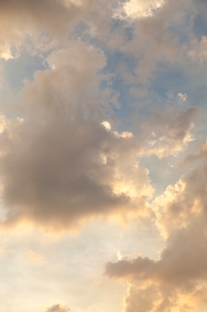 Nuvens e céu à noite