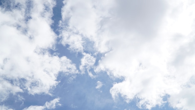 Foto nuvens e céu azul claro