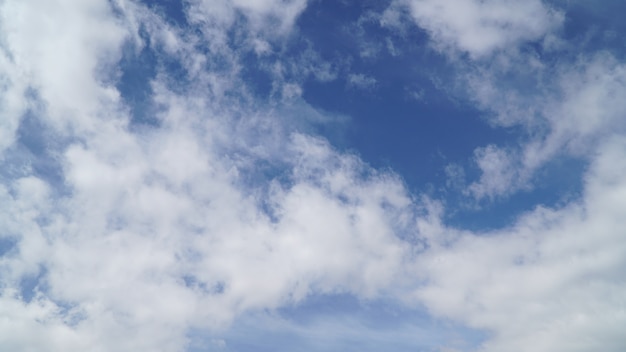 Nuvens e céu azul claro