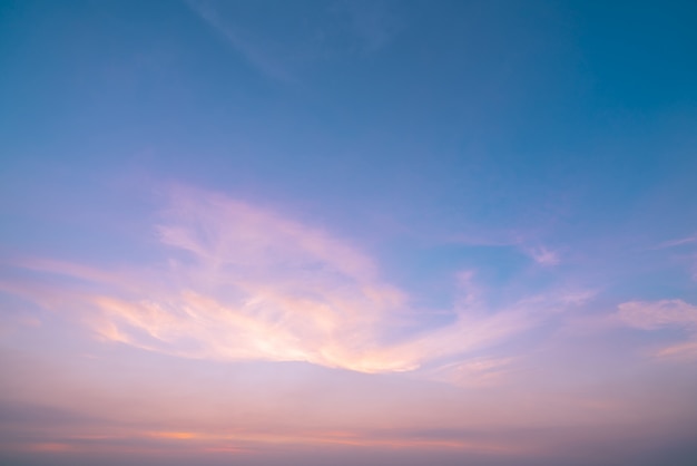 Nuvens e céu azul e rosa dramática