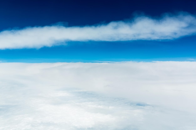 Nuvens e céu azul na estratosfera