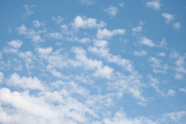 Nuvens e céu azul no verão