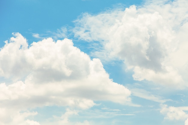 Nuvens e céu azul