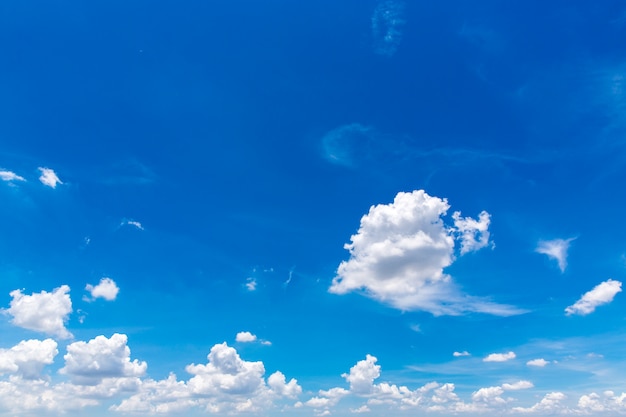 Nuvens e céu azul