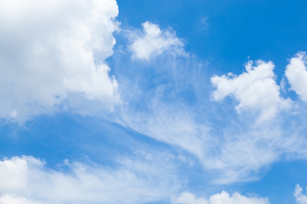 Nuvens e céu azul.