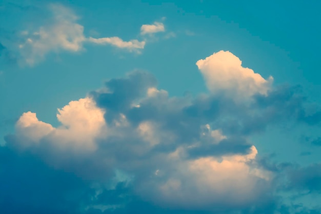 Nuvens e céu azul