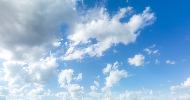 Nuvens e céu Céu azul com fundo de nuvens do verão