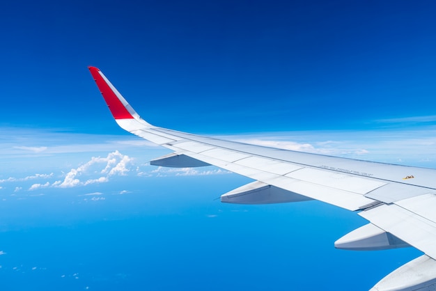 Nuvens e céu como visto através da janela de uma aeronave