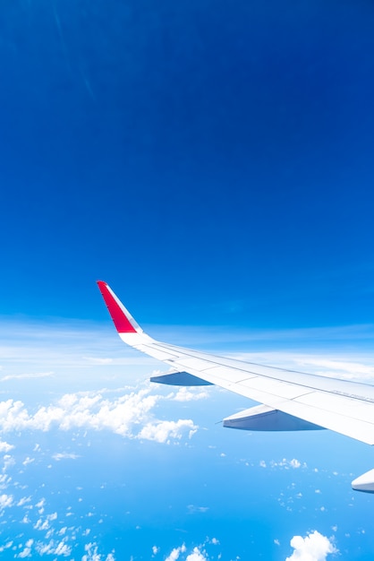 Nuvens e céu como visto através da janela de uma aeronave