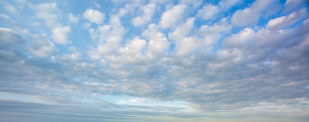 Nuvens e céu laranja, céu lindo fundo por do sol na hora do crepúsculo, cena colorida, incrível natu