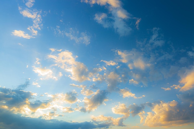 nuvens e céu laranja Fundo bonito Céu Timelapse de arranha-céus Céu azul com nuvens e