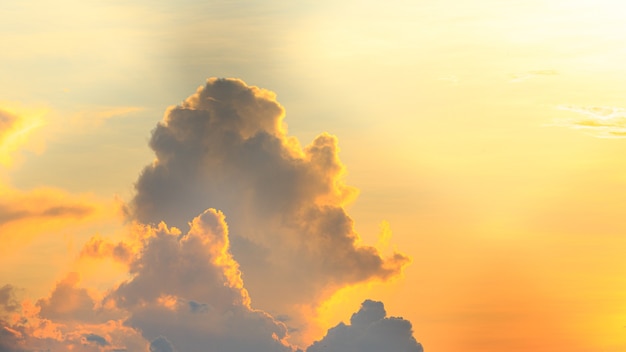 Nuvens e céu pela manhã, o sol brilha