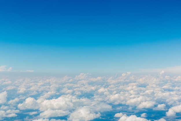 Nuvens e céu sobre a terra