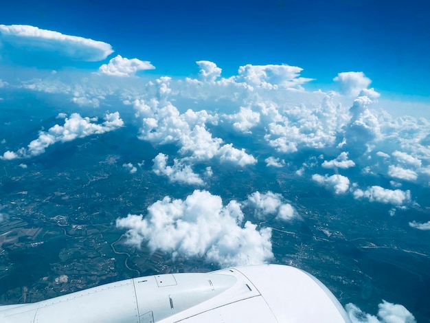Nuvens e céu vistos através da janela de uma aeronave Vista da janela do avião Janela do avião