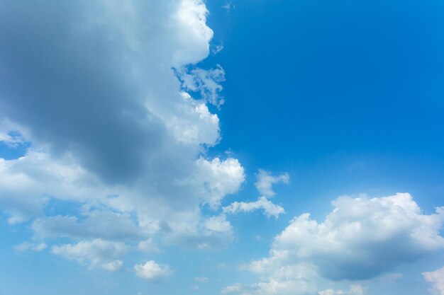 Nuvens e fundo de céu azul brilhante com